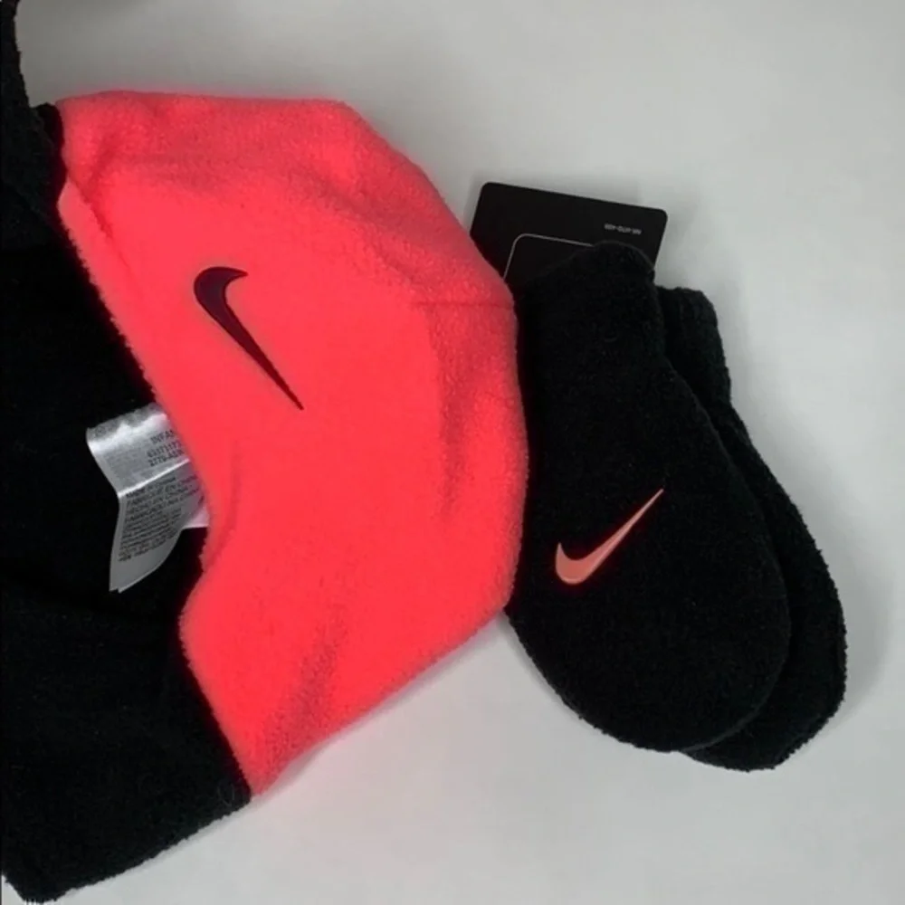 NWT. NIKE Infant Hat & Gloves